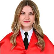 Profesora de inglés que imparte clases de refuerzo para niños de primaria